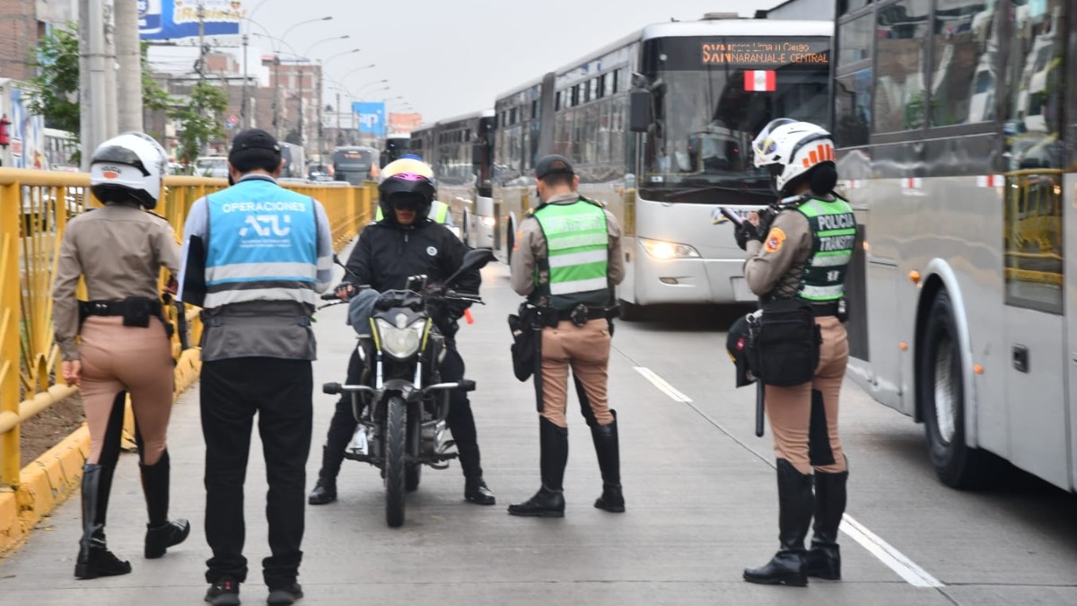 PNP y ATU impusieron 346 papeletas a conductores por invadir vía exclusiva del Metropolitano
