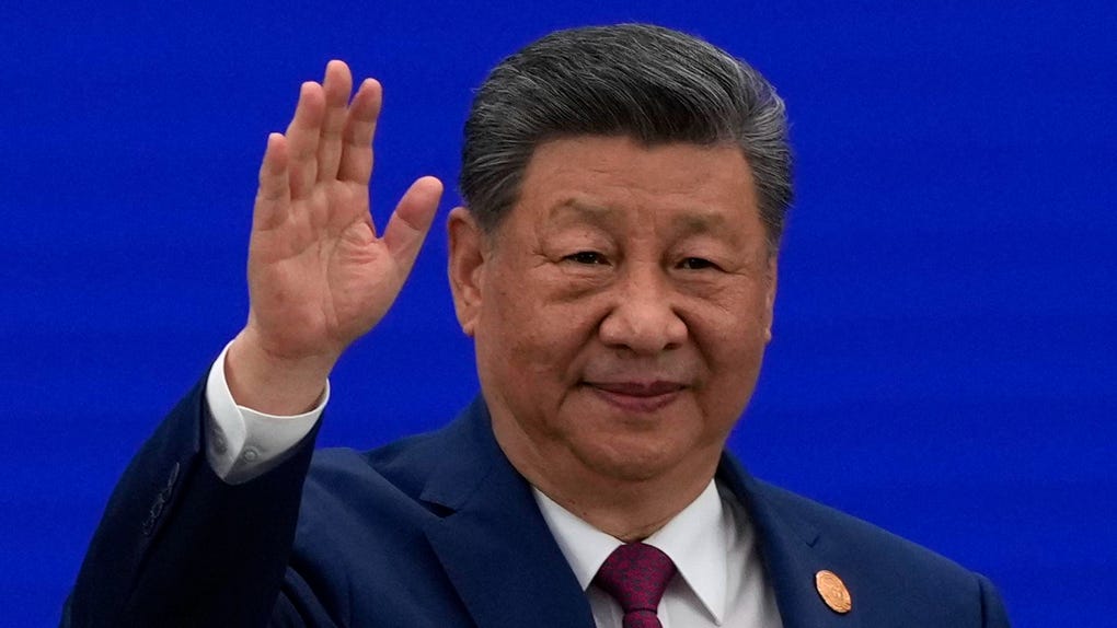 El presidente chino, Xi Jinping, saluda a su llegada a la ceremonia de inauguración de la Conferencia Mundial de Inteligencia Artificial en Shanghái.