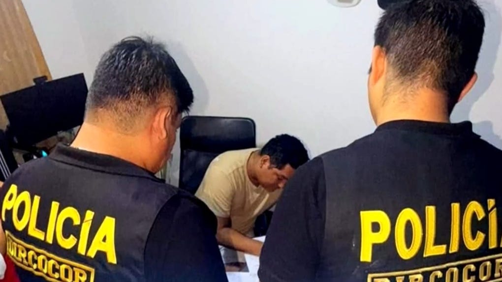 Detienen a dos agentes de la PNP acusados de exigir 5 mil soles a vendedores de gas