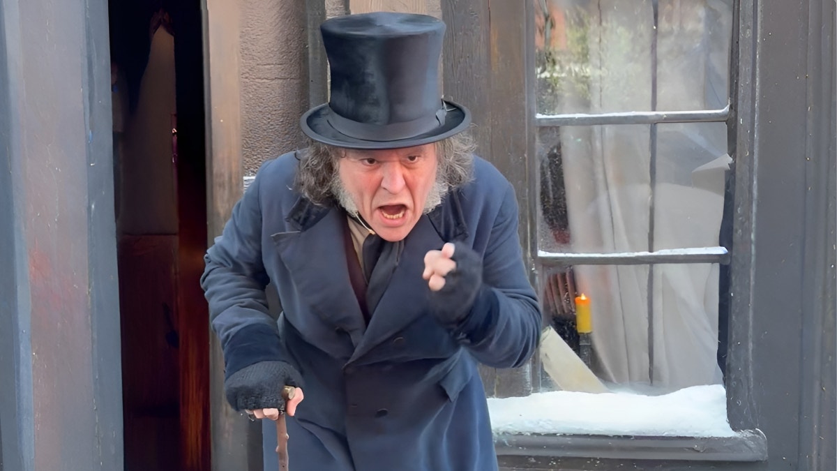 Johnny Depp sorprende en la Comic-Con al aparecer como el amargado anciano Ebenezer Scrooge [VIDEO]