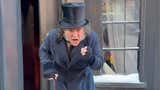 Johnny Depp sorprende en la Comic-Con al aparecer como el amargado anciano Ebenezer Scrooge [VIDEO]