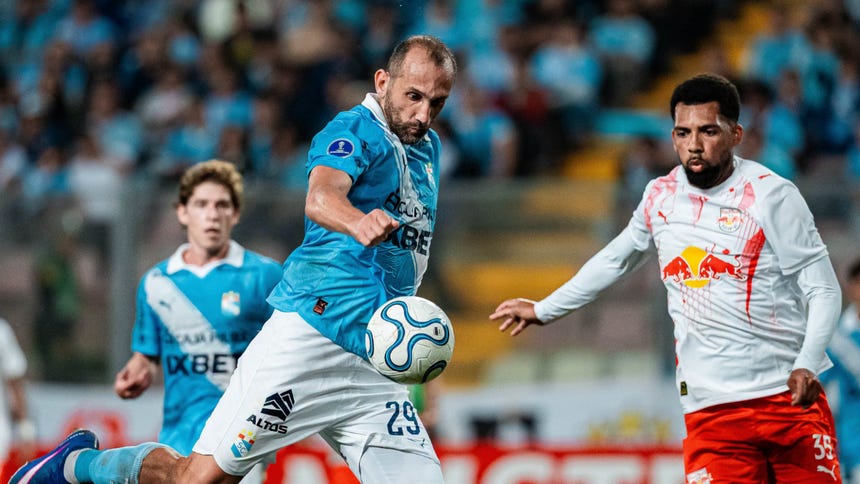 Sporting Cristal empata con Bragantino y Hernán Barcos arremete contra el estado del campo