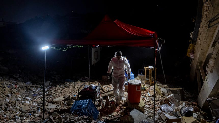 Un rescatista en Caraballeda (Venezuela) utiliza un traje antinfecciones en una zona de edificios afectados por el doble terremoto de magnitud 7,2 y 7,5 de hace un mes en Venezuela.