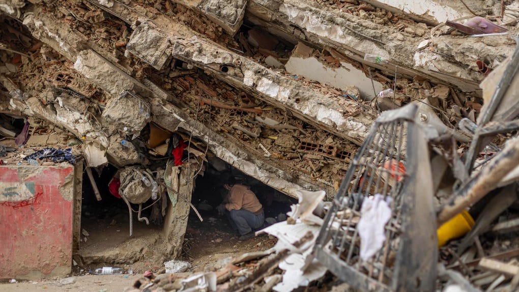 Un rescatista voluntario espera bajo escombros luego de un aviso de una supuesta señal de vida de una persona atrapada por el doble terremoto de magnitud 7,2 y 7,5 de hace un mes en Venezuela