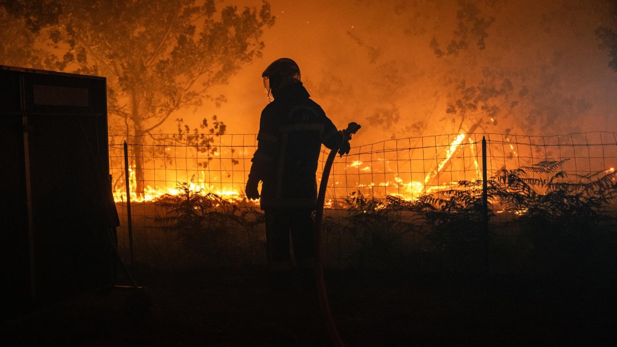 España declara emergencia nacional por incendios forestales; 44 000 evacuados en Francia por el fuego