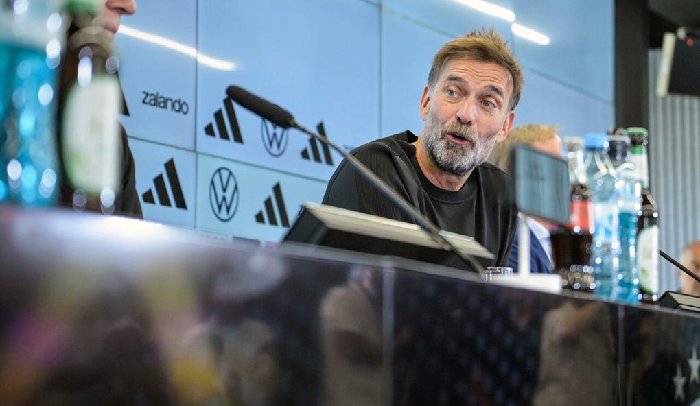 El exentrenador del Liverpool apeló a los periodistas convocados, a quienes dijo que los necesitaría en el camino que va a recorrer.