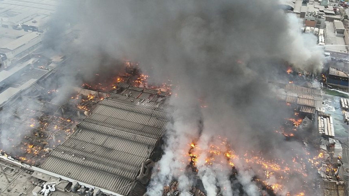Extinción de incendio en fábrica de cosméticos de Los Olivos podría tomar hasta tres días, según los bomberos