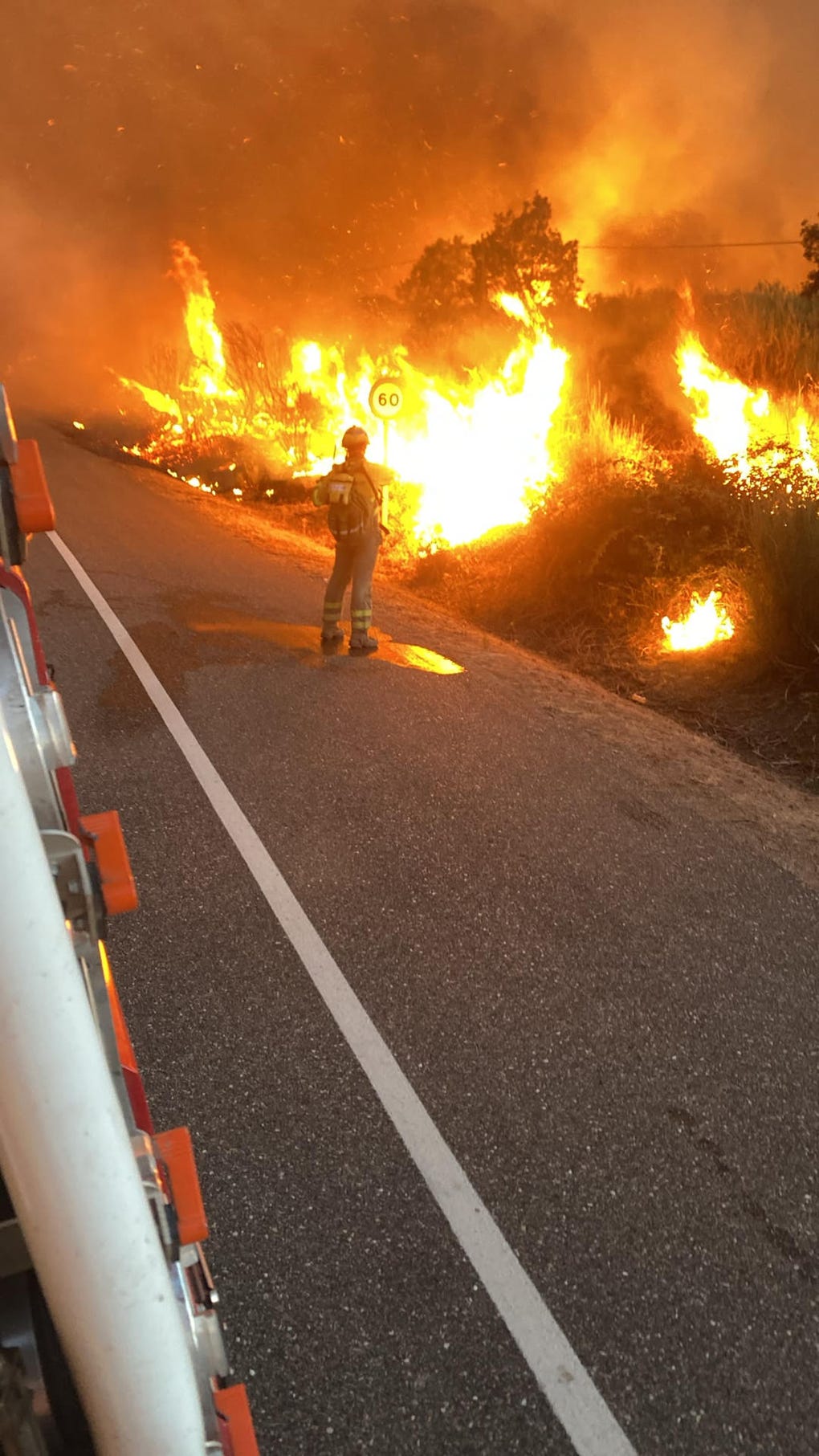 Medios del Consorcio Provincial de Extinción de Incendios de la Diputación de Zamora trabajan frente a las llamas del incendio forestal de Rábano de Aliste (Zamora), que ha obligado a confinar el casco urbano de esa localidad zamorana, en el que habitualmente residen 55 vecinos que se multiplican en verano.