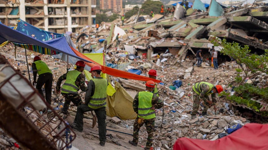 Rescatistas trabajan en una zona con escombros de edificios afectados por el doble terremoto de magnitud 7,2 y 7,5 de hace un mes en Venezuela, este jueves en Caraballeda (Venezuela). 