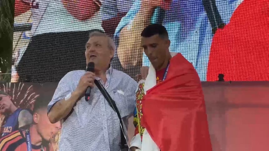  Pedro Porro entrega su medalla del Mundial a su abuelo