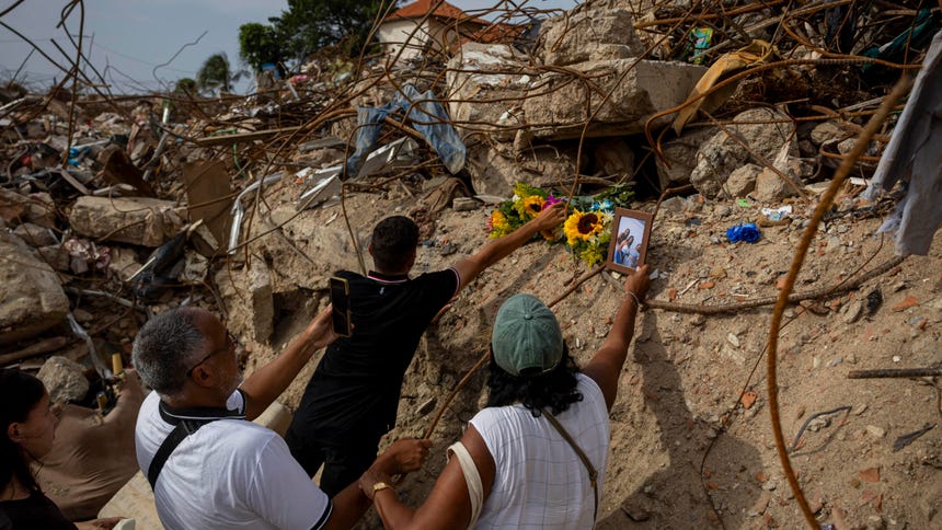 Familiares dejan flores en un altar improvisado durante una misa por las víctimas del doble terremoto de magnitud 7,2 y 7,5 de hace un mes en Venezuela