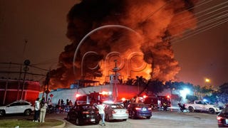 Alarma en Los Olivos: incendio de gran magnitud consume fábrica de cosméticos