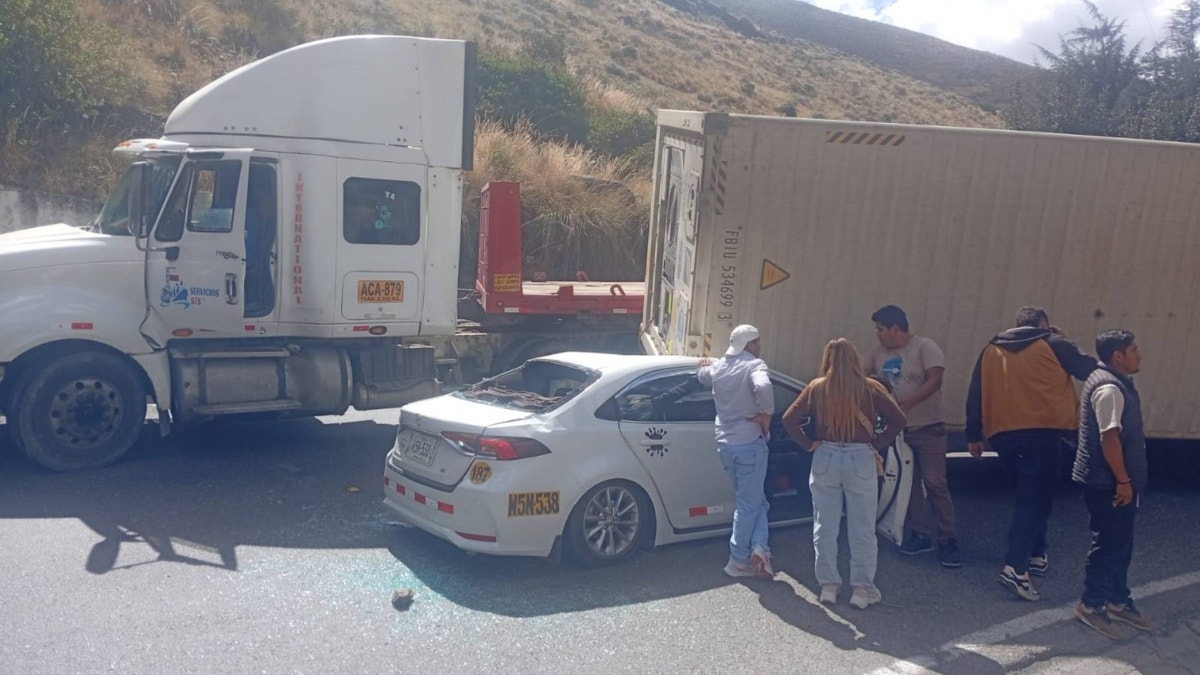 Huarochirí: semitráiler se vuelca sobre dos autos en la Carretera Central