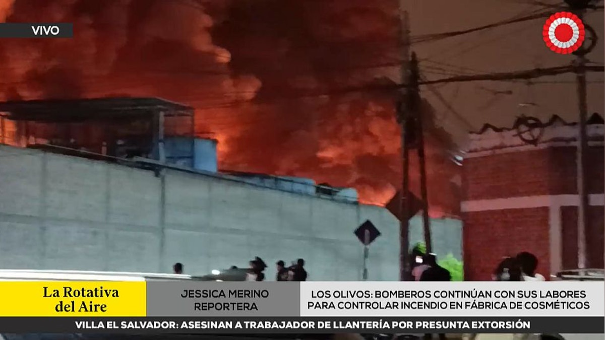 “Ya lo tenemos contenido”: bomberos confinan incendio desatado en fábrica de cosméticos de Los Olivos