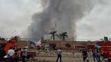“Ya lo tenemos contenido”: bomberos confinan incendio desatado en fábrica de cosméticos de Los Olivos