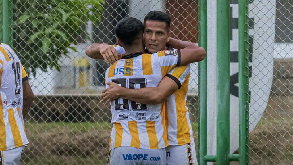 Juan Pablo II celebra ante Cienciano por el fútbol peruano.