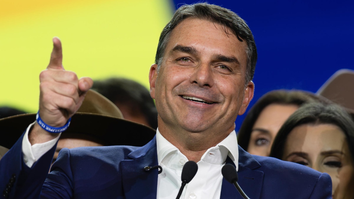 Brasil: el partido de Bolsonaro proclama a su hijo Flávio como candidato presidencial