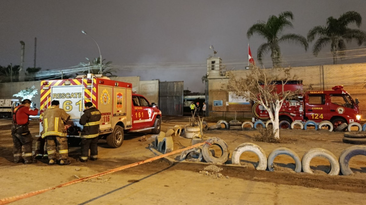 Los Olivos: Bomberos ya han controlado en un 98 % incendio que consumió fábrica de cosméticos