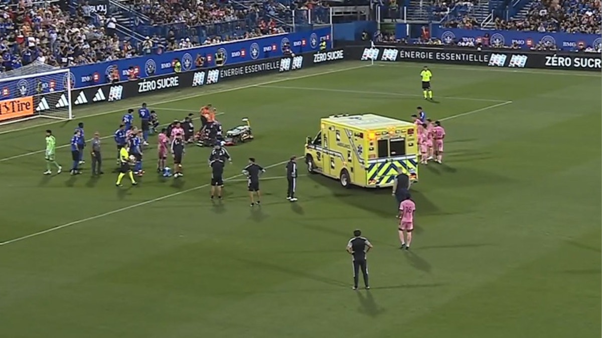 Susto en la MLS: mexicano Germán Berterame sufrió duro golpe en la cabeza y dejó la cancha en un ambulancia