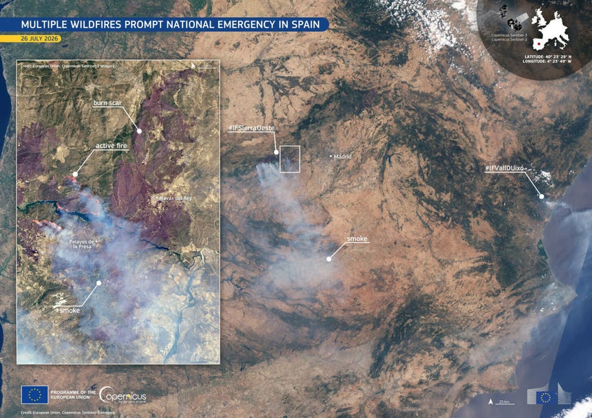 Imagen captada por el Copernicus Sentinel-3 el pasado 26 de julio que muestra un denso humo gris extendiéndose por el centro y el oeste de España.