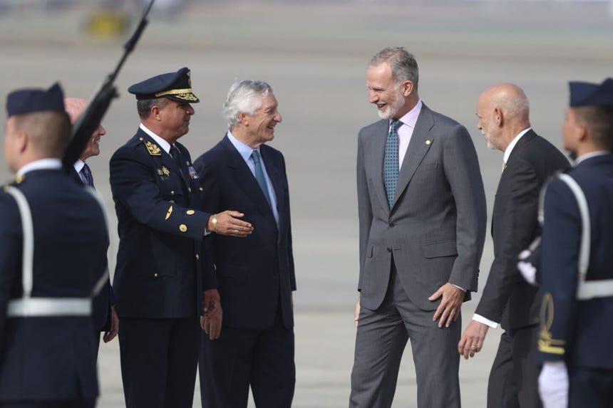 El rey de España, Felipe VI, a su llegada a Lima. 