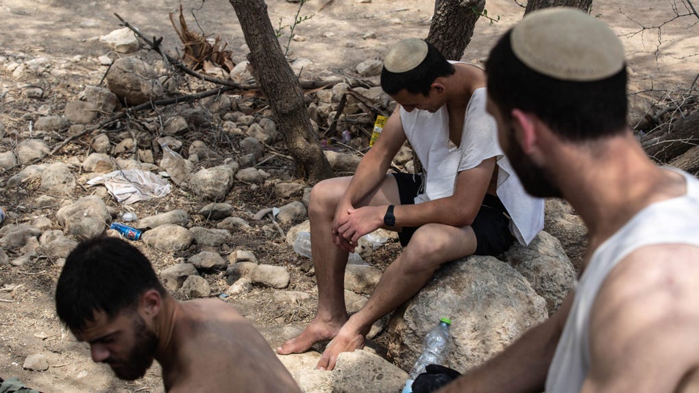 Colonos y soldados israelíes se bañan en una poza que asocian al Rey Herodes cerca del asentamiento ilegal de Petzael, situado en territorio palestino -en el Valle del Jordán en Cisjordania ocupada-.