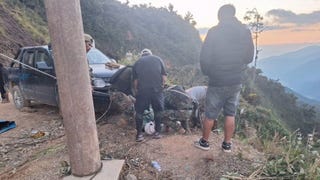 Cusco: tres policías heridos durante operación de rescate por caída de camioneta a abismo de 2000 metros