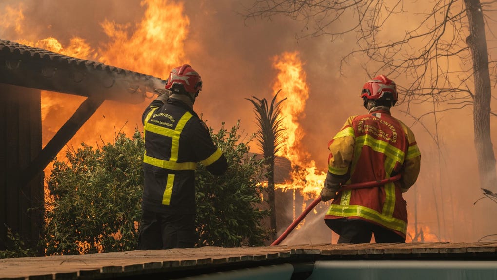 Un equipo de bomberos combate un foco de los incendios en Lege-Cap-Ferret, en el suroeste de Francia.