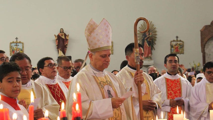 Fotos histórica: Robert Prevost, entonces obispo de Chiclayo, oficiando una misa en la parroquia La Inmaculada de Santa Cruz, el 28 de setiembre del 2022, durante la fiesta patronal en honor al Señor del Costado. En la imagen también aparece, al lado izquierdo del hoy papa León XIV, Edgard Rimaycuna, quien en ese entonces era secratario de la diócesis y hoy ocupa el cargo de secretario privado y personal del Sumo Pontífice.