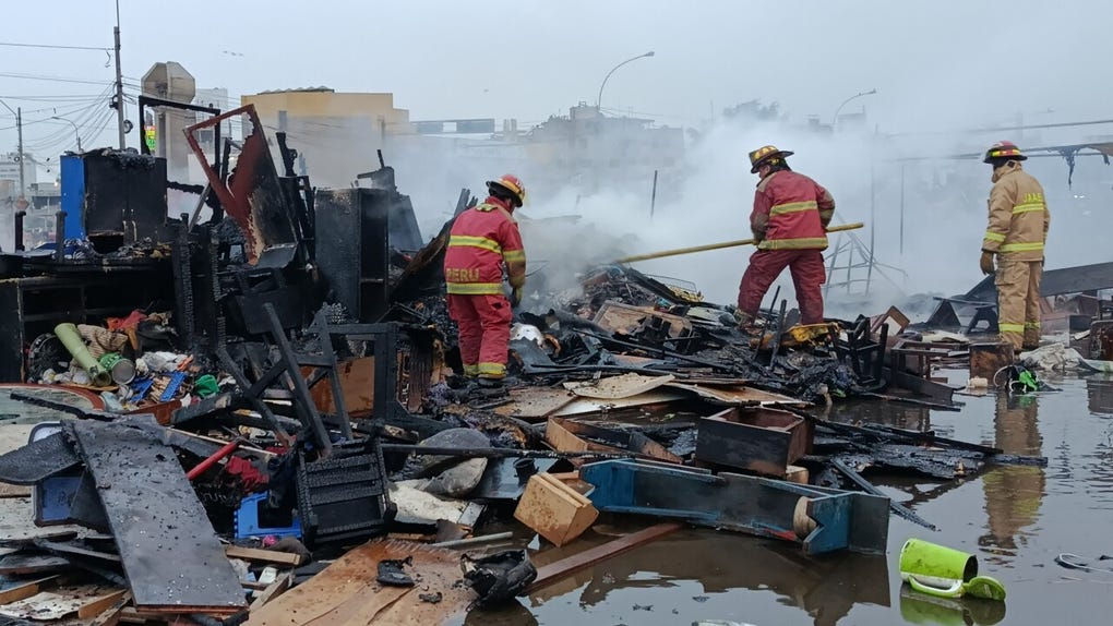 Al cierre de este informe, los bomberos continúan atendiendo la emergencia.