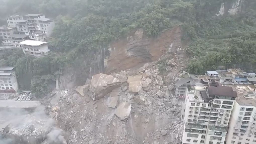 El accidente geológico se produjo cuando una gran cantidad de rocas y tierra se desprendió ladera abajo y provocó el colapso de varios edificios residenciales situados al pie de la montaña.