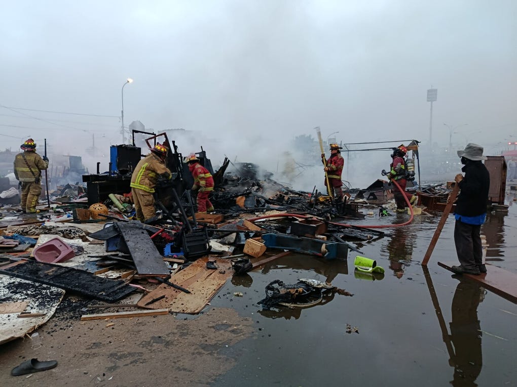 El incendio se produjo cerca a puestos de comerciantes.