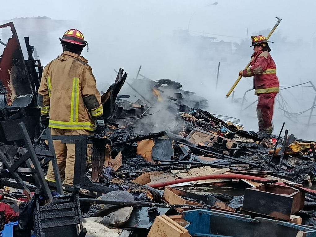 La emergencia consumió muebles reciclados albergados en un terreno baldío.