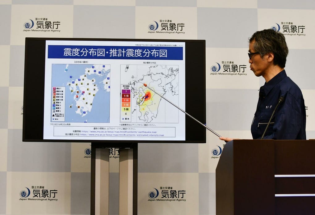 Según información de las autoridades citada por la cadena, al menos 12 viviendas han colapsado y cuatro personas se encuentran atrapadas en la prefectura, donde se llegó a registrar el nivel máximo en la escala japonesa de 7 niveles, centrada en medir la agitación sobre la superficie y el potencial destructivo de los temblores.