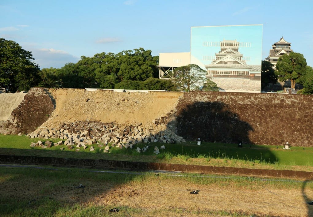 NHK mostró durante la tarde imágenes de algunas viviendas y edificios colapsados, además de carreteras dañadas en varios puntos de la región.