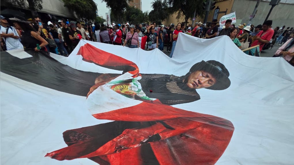 Manifestantes se movilizan en el Cercado de Lima durante toma de mando de Keiko Fujimori 