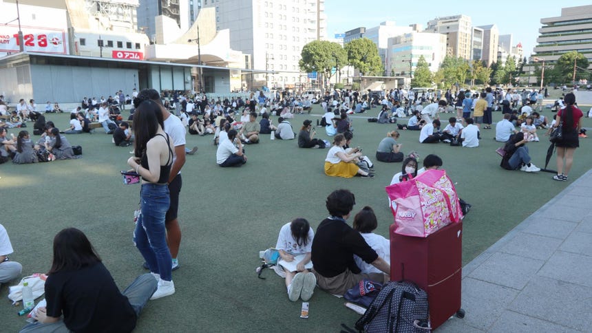 Varias personas se congregan frente a un edificio tras el terremoto en la ciudad de Kumamoto.