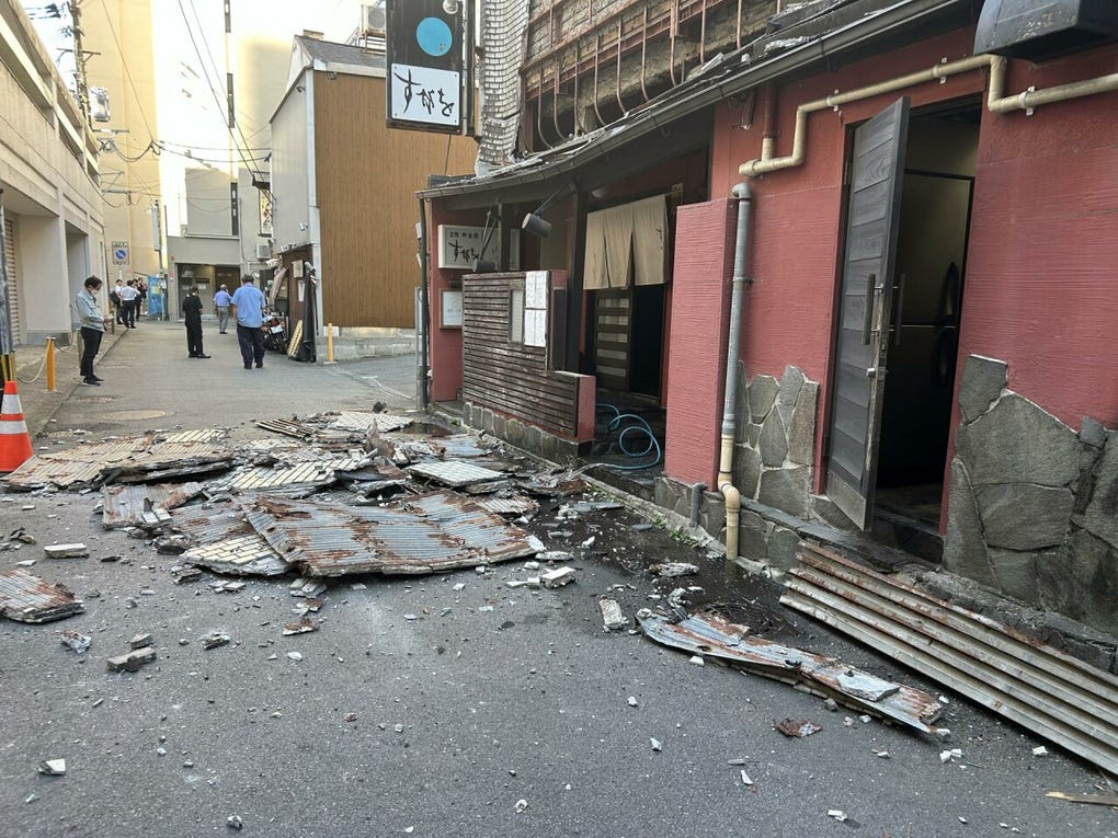 Varias personas resultaron heridas este martes en el terremoto de magnitud 7,1 registrado en la zona de la prefectura de Kumamoto, en el sur de Japón, según medios locales, mientras que las autoridades retiraron la alerta por tsunami emitida tras el sismo.