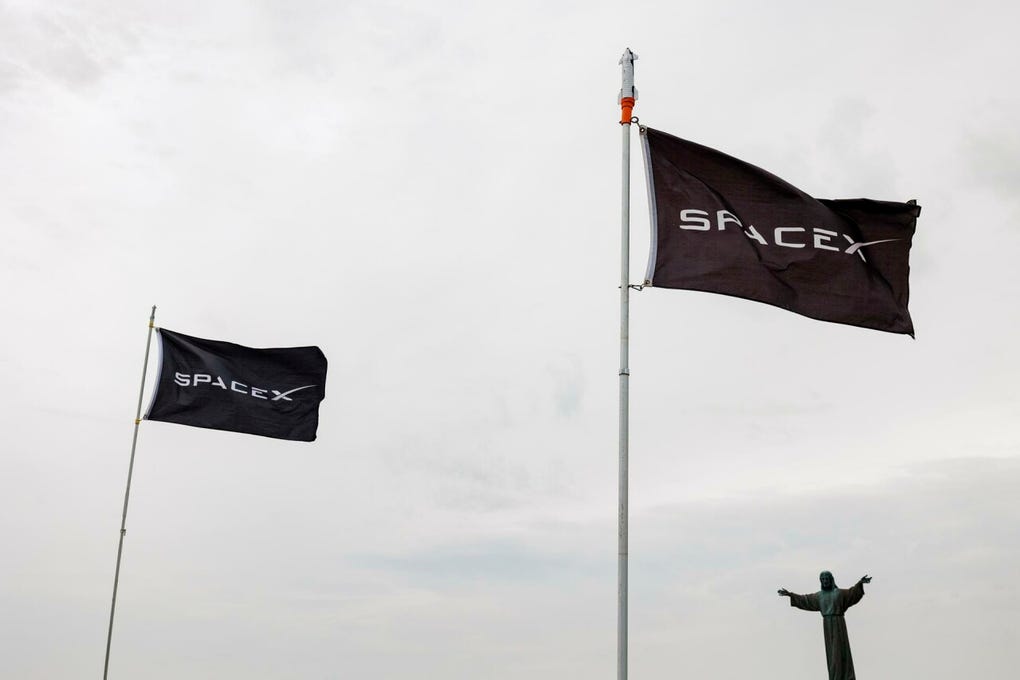 SpaceX compite directamente con Blue Origin, la compañía aeroespacial del magnate Jeff Bezos, que ofrece su sistema Blue Moon como alternativa.