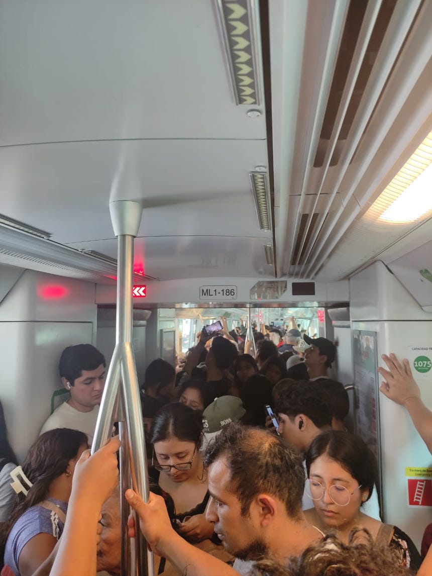 Usuarios reportan demoras en la Línea 1 del Metro de Lima.