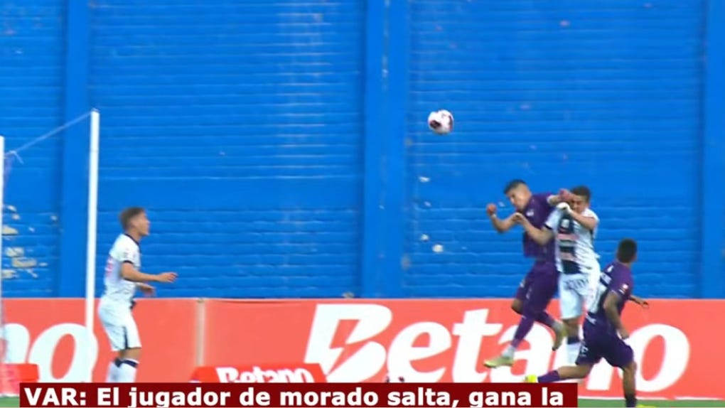 El codazo de Alexis Cossio a Jairo Vélez.