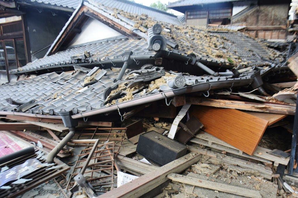 Japón se asienta sobre el llamado Anillo de Fuego del Pacífico, una de las zonas sísmicas más activas del mundo, y sufre terremotos con relativa frecuencia, por lo que sus infraestructuras están especialmente diseñadas para aguantar los temblores.