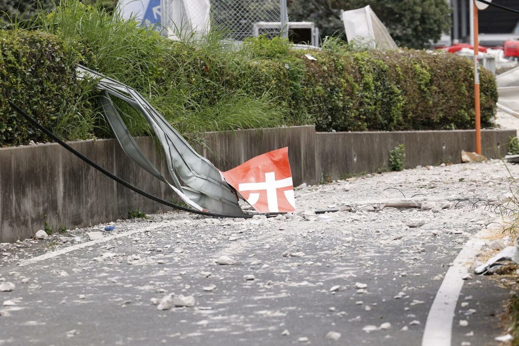 Los muertos por el terremoto de magnitud 7.1 que sacudió el martes el sudoeste de Japón ascienden ya a 18, según datos del Gobierno central y de la prefectura de Kumamoto, mientras los equipos de rescate trabajan contrarreloj para encontrar supervivientes atrapados bajo escombros de edificios.