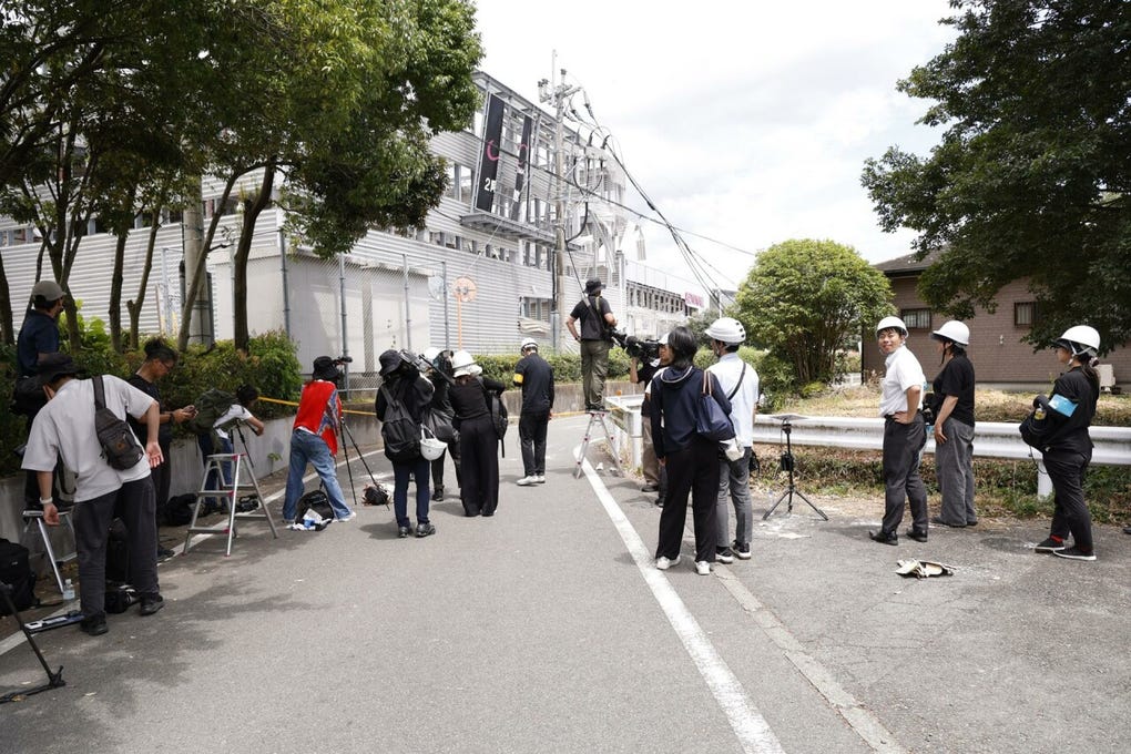 A los 13 muertos avanzados a primera hora por la primera ministra japonesa, Sanae Takaichi, se añaden ahora otros cinco por el derrumbe de una chimenea en la planta de Yatsushiro de Nippon Paper Industries, afirmó un portavoz de la prefectura de Kumamoto en una rueda de prensa.