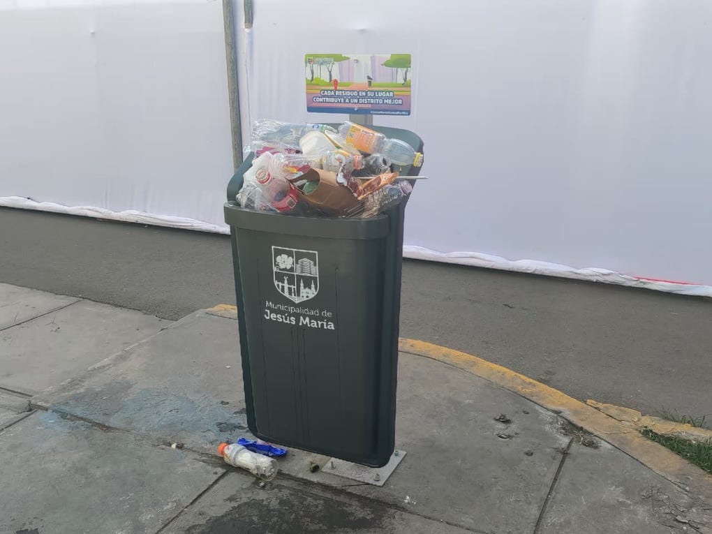 Los vecinos hicieron un llamado a las autoridades para que, en próximas actividades, se instalen contenedores de basura de gran tamaño en las inmediaciones, a fin de evitar el colapso de los tachos instalados a lo largo de la avenida Brasil.