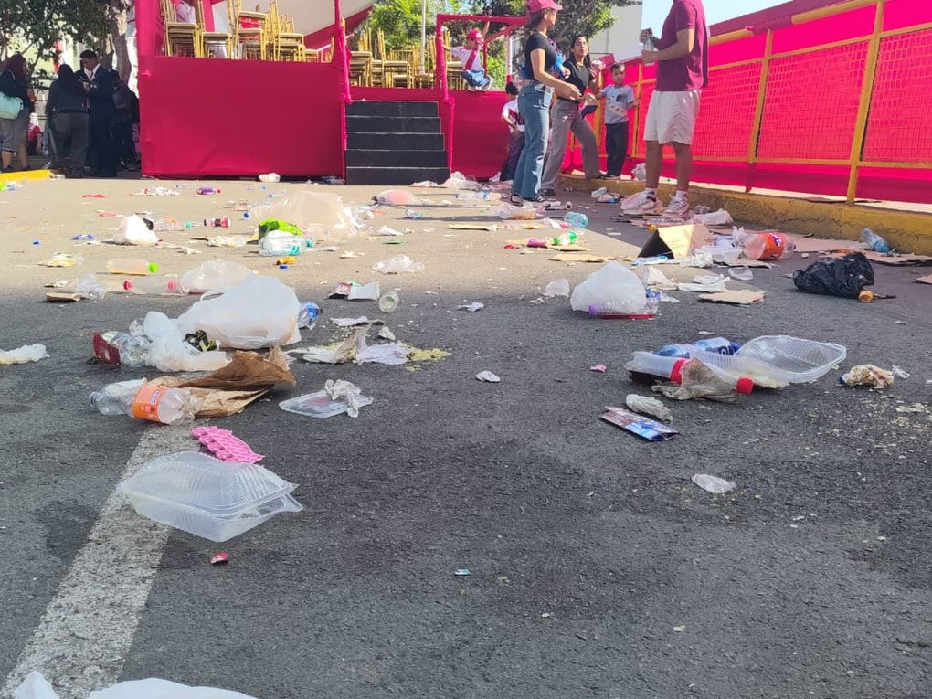 Un equipo de RPP constató que los asistentes a la Gran Parada y Desfile Cívico Militar dejaron la avenida Brasil llena de restos de comida, plásticos, bolsas, papeles, entre otros desperdicios.