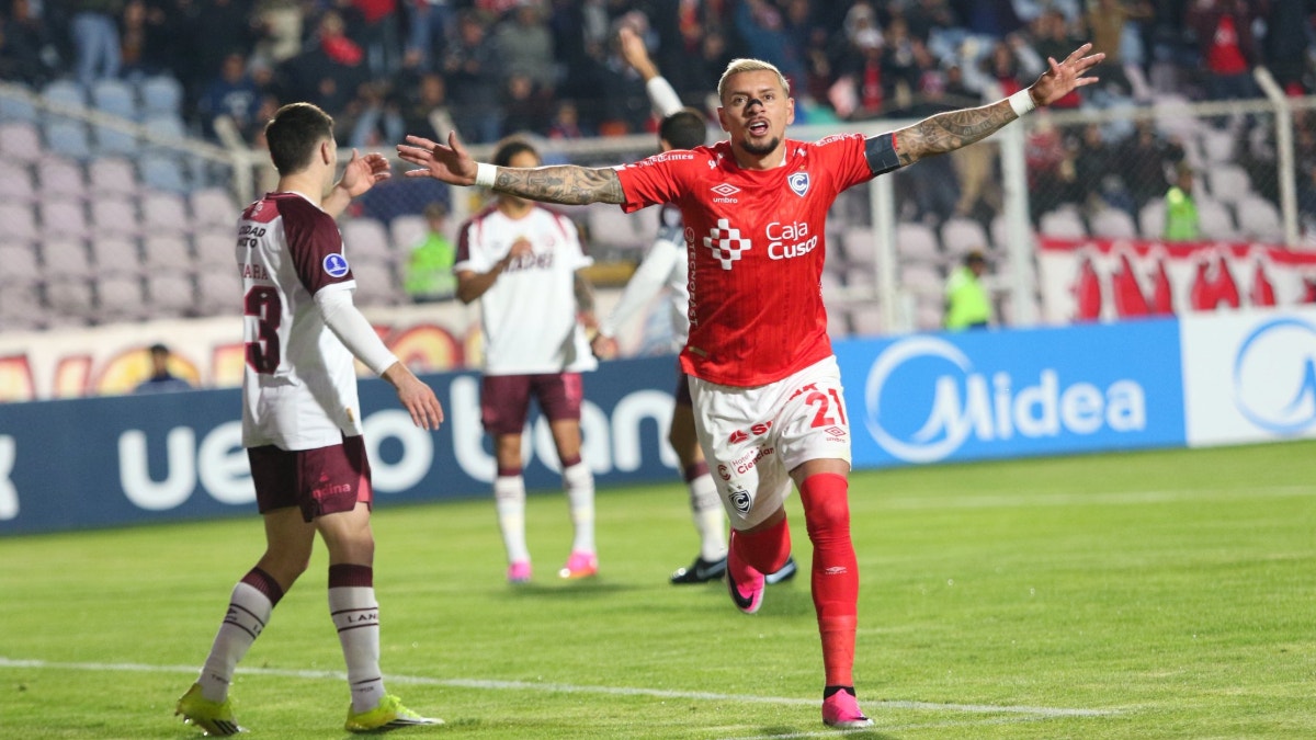 De rodilla, Carlos Garcés marcó el 1-0 de Cienciano ante Lanús por la Copa Sudamericana [VIDEO]