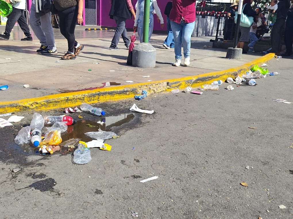 Nuestra reportera indicó que a la altura de la cuadra 20 de la avenida Brasil se apreciaba un panorama desagradable, con gran cantidad de basura y desperdicios en el suelo.