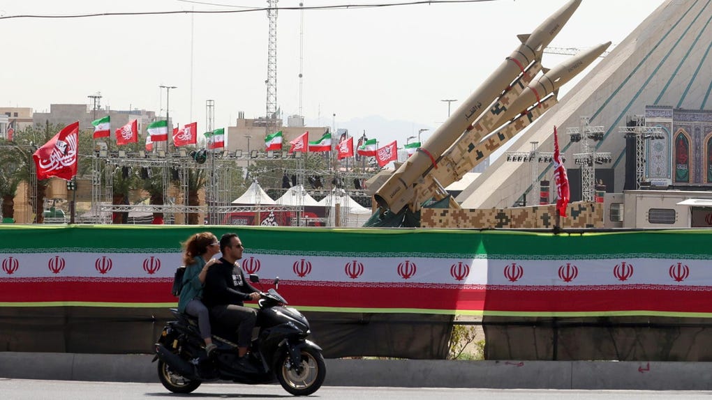 Misiles iraníes Zolfaghar, expuestos en la plaza Azadi de Teherán, Irán, el último 24 de julio.