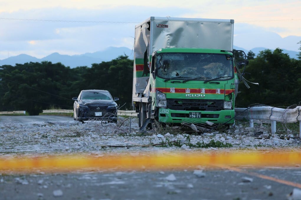 El departamento de bomberos de Kumamoto detalló que trasladaron a casi un centenar de heridos a varios centros, seis de ellos graves, y que las varias alertas de incendios han sido controladas.